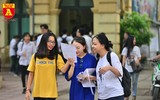 Cận cảnh các thí sinh tập trung làm bài trong phòng thi